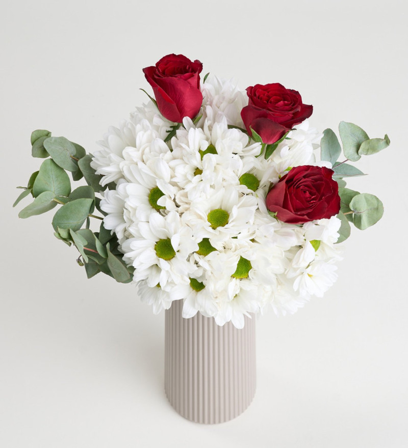 Bej Vazoda Beyaz Papatyalar & Kırmızı Güller