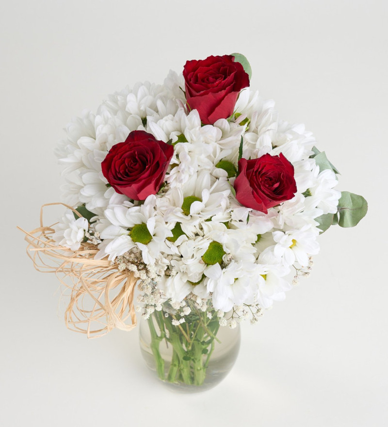 3 Kırmızı Gül ve Papatyalar - Paşabahçe Vazoda