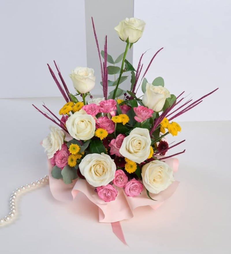 Krem Pudra Bukette Beyaz Pembe Gül ve Lisyantus