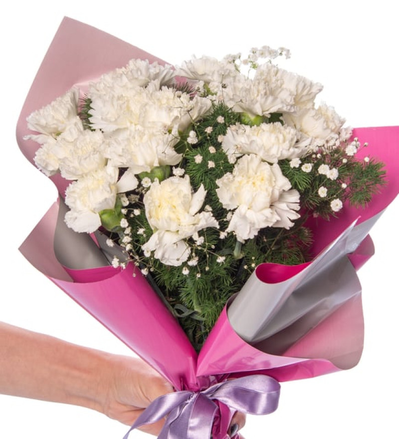 Gri Pembe Buket Kağıdında Beyaz Karanfiller